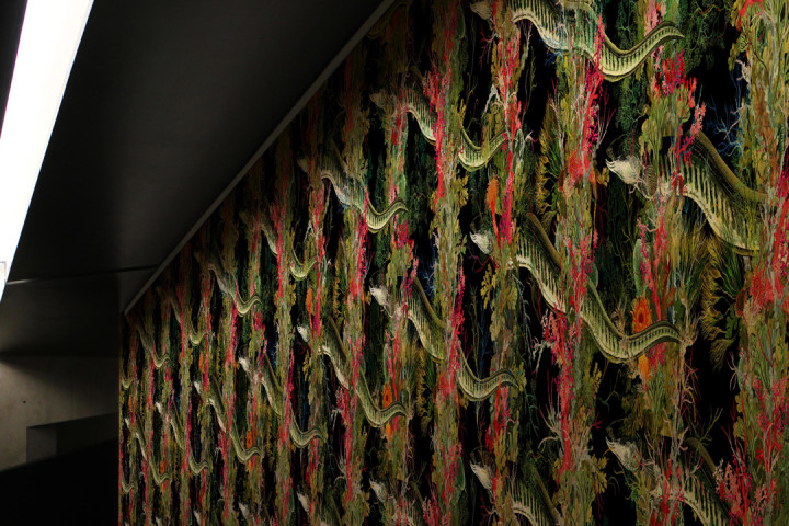 Eel Colonnade Wallpaper / image 3