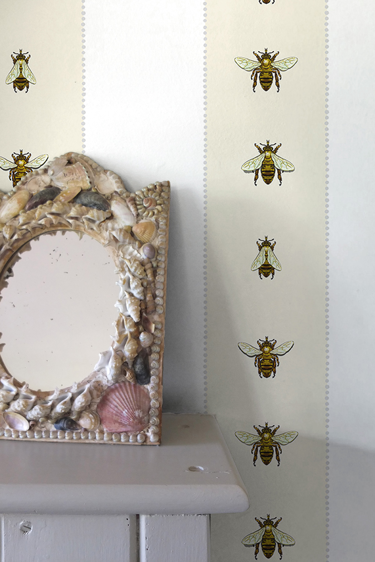 Wild Honey Bee Line Wallpaper / image 2
