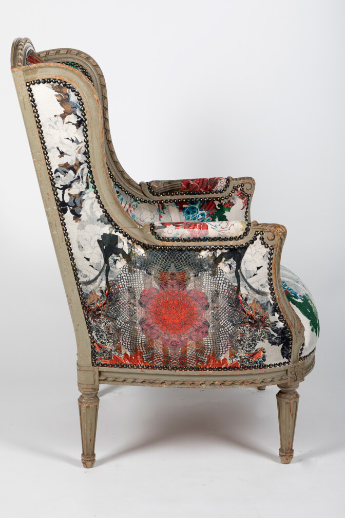 Honey Bee Totem Damask Wingback / image 2