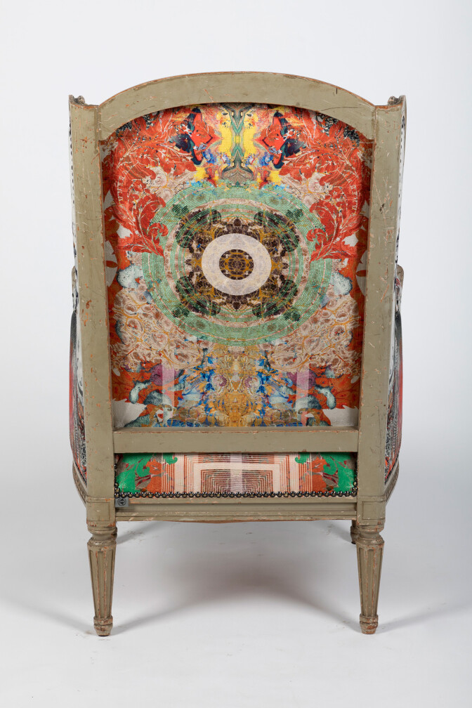 Honey Bee Totem Damask Wingback / image 3