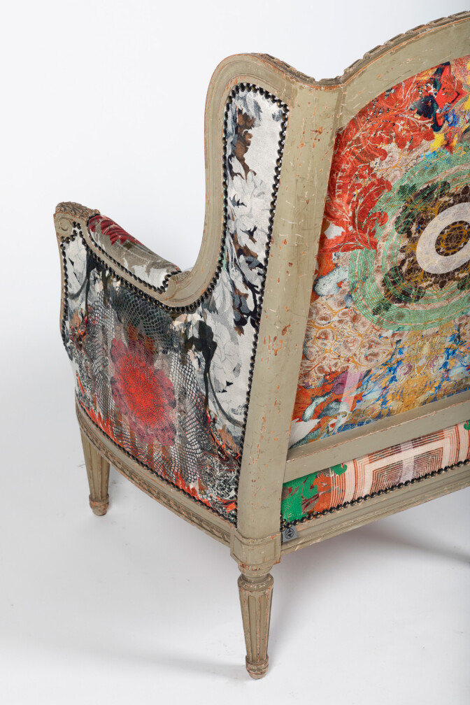 Honey Bee Totem Damask Wingback / image 4