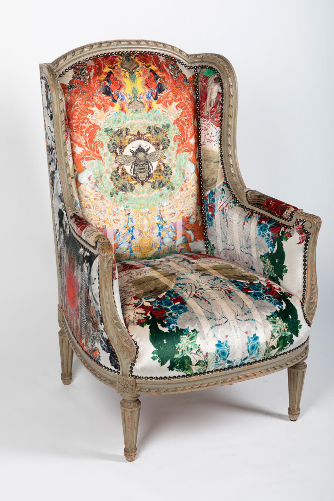 Honey Bee Totem Damask Wingback / image 5