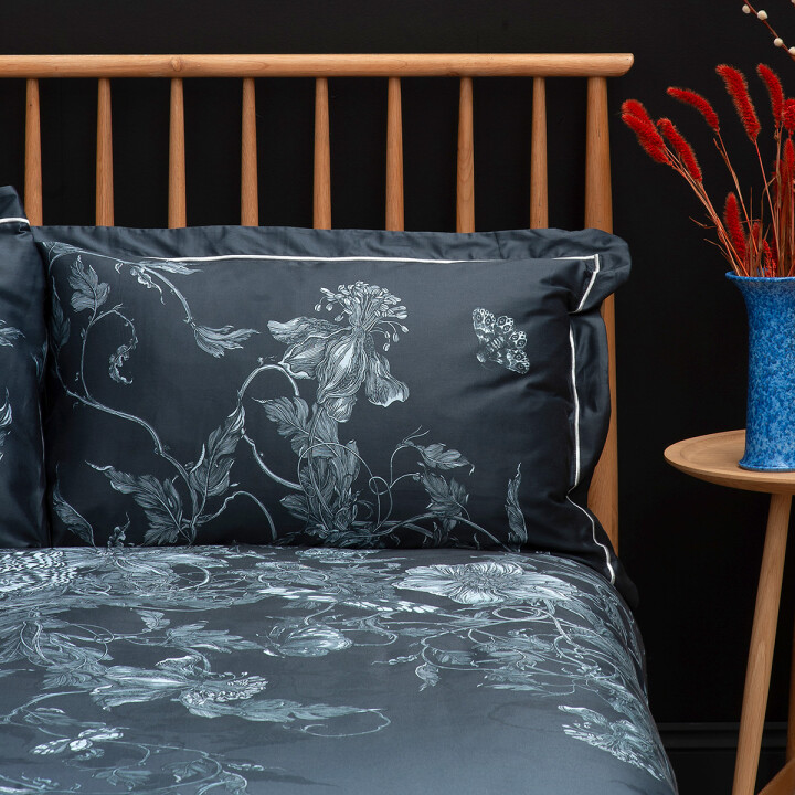 Tendril Spill Navy Oxford Pillowcase Set / image 1