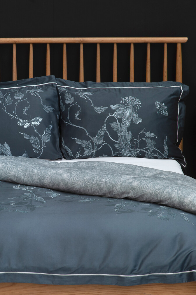 Tendril Spill Navy Oxford Pillowcase Set / image 2