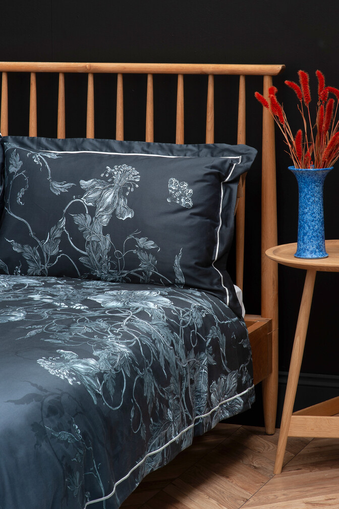 Tendril Spill Navy Oxford Pillowcase Set / image 3